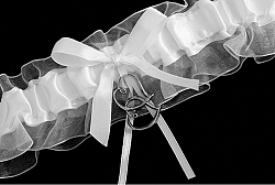 PartyDeco Esküvői harisnyakötő - fehér, szívecskékkel